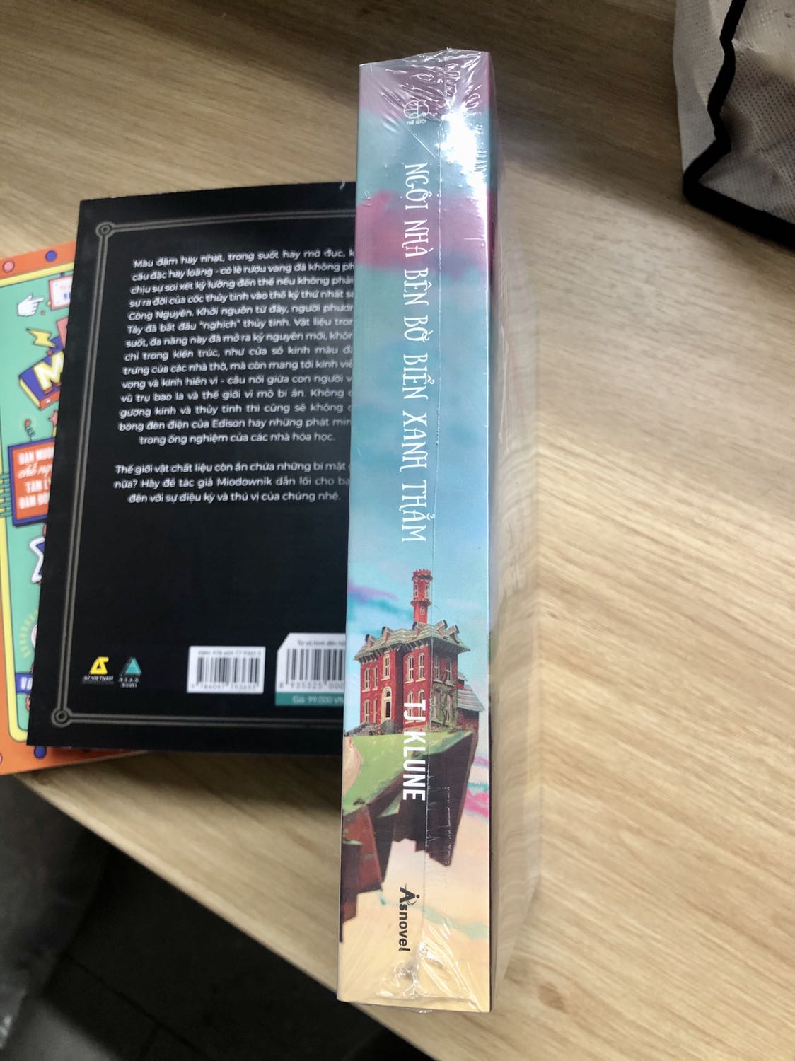 Tên tác giả + tên dịch giả + bìa gốc,quá nhiều lí do để mình muốn sở hữu ngay cuốn này. Bản Eng mình đã đọc và rất ưa thích cách kể chuyện của TJ Klune, mọi thứ nhẹ nhàng rất đời, rất người, nhiều lúc bật cười, nhiều lúc sâu lắng thấm thía. Giới thiệu có vẻ đơn giản trong một câu chuyện giả tưởng, nhưng đọc xong thì nhận ra nhiều câu chuyện khác và nhiều ý nghĩa không ngờ tới. Cực kỳ ĐÁNG ĐỌC. Bản dịch TV của Jack Frogg thì chắc chắn không có gì phải nghi ngại nữa. Tiki giao nhanh trong ngày.