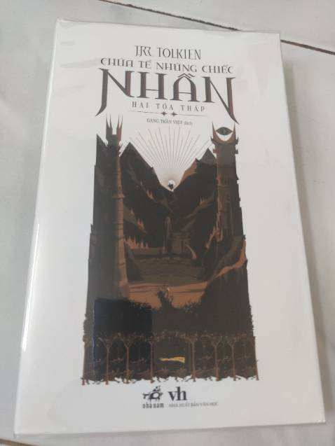 Độ nổi tiếng và hấp dẫn của tác phẩm thì khỏi phải bàn. Mua đợt 12/12 được giảm giá nhiều. Giao hàng nhanh. Sách được bookcare cẩn thận nhìn rất là thích. Hài lòng