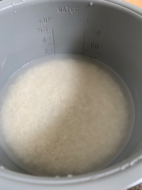 Mình nấu 1,5 cup gạo và cho nước đến mốc 2 cup của nồi thì cơm chín nhưng hơi khô tí, khoảng 15 phút là nhảy warm rồi, xà quần tí rồi ăn là vừa.
Để thử thêm nhiều nước hơn tí coi có bị lớp đáy như này nữa không.