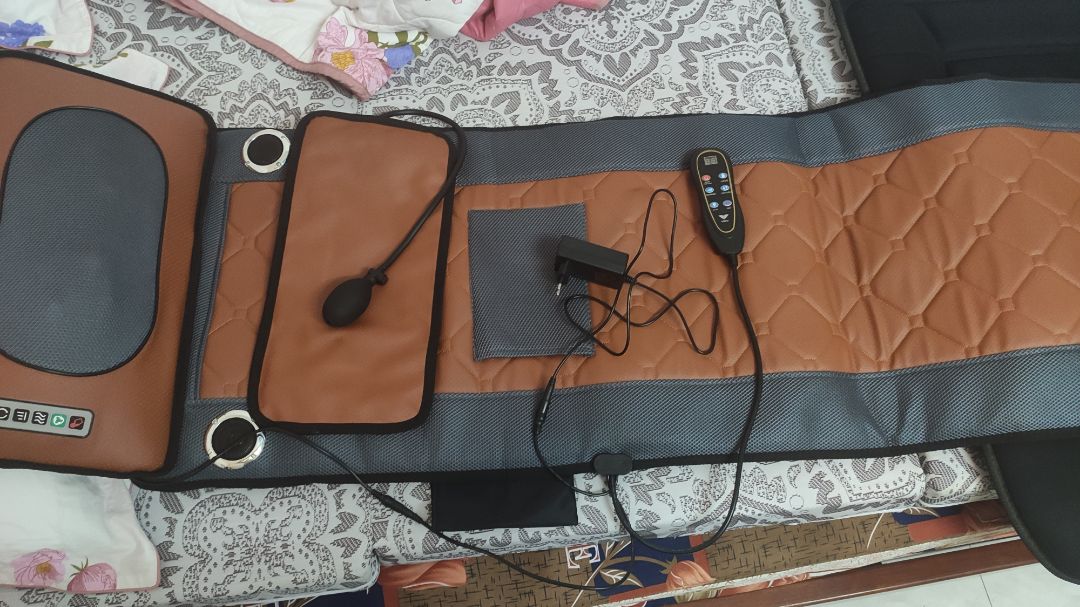 nệm mỏng nhẹ. công suất quá yếu k thấm vào thịt.ko có tuổi với cái Homedics đang xài rung như xe giường nằm.cái gối cứng xoay cấn đau đầu.nhét vào cổ thì khó k chạm đc.được cái loa nghe Bluetooth mới lạ. mua tiki được trả hàng gấp luôn.may quá :(