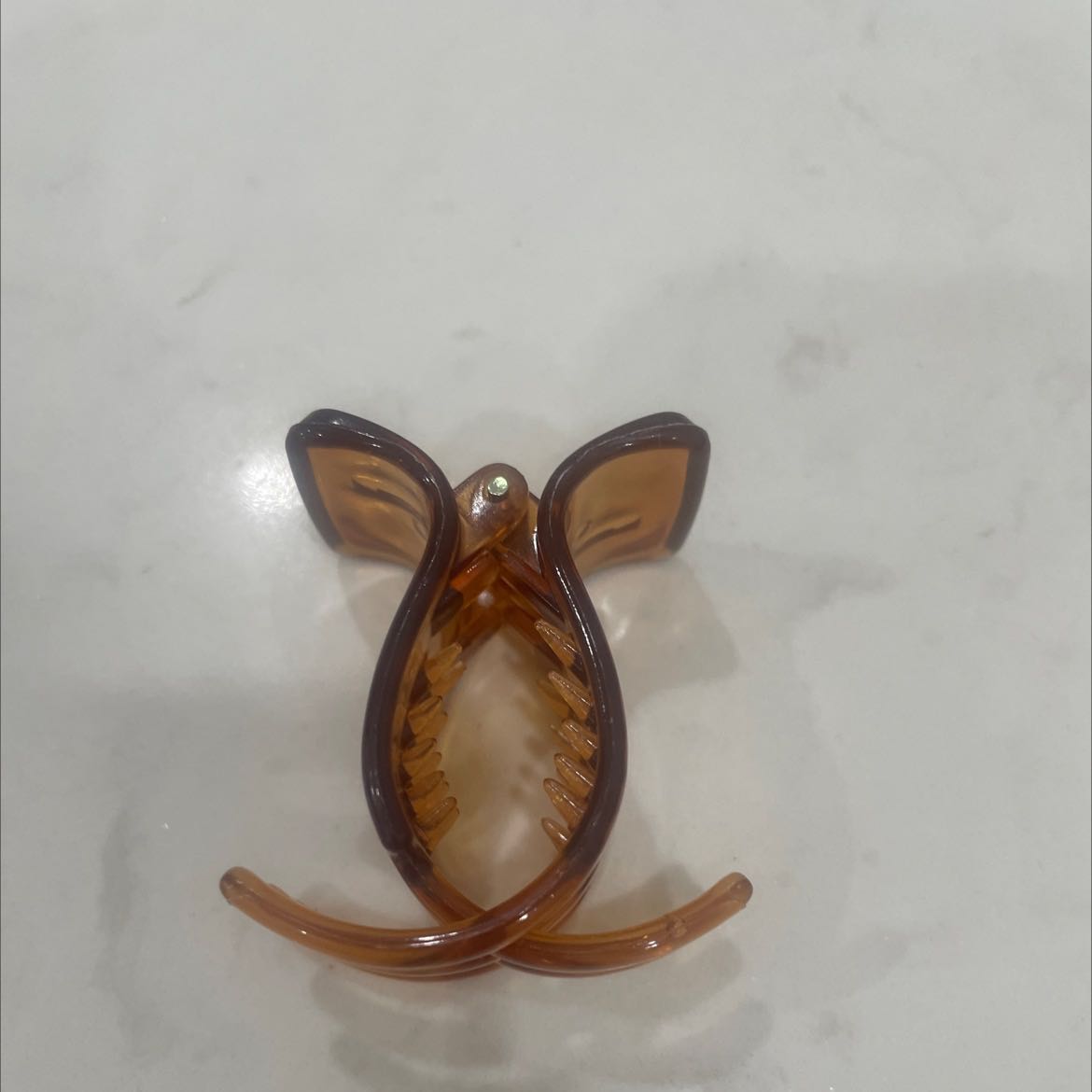 sản phẩm giá mềm nhưng chất lượng rất tốt nhé. kẹo cứng cáp lắm, mình cuộn hết tóc lên kẹp lại rất chắc. mình mua khá nhiều để ở nhà, trong túi xách, ở công ty... nói chung không lo bị quên, rất tiện lợi.