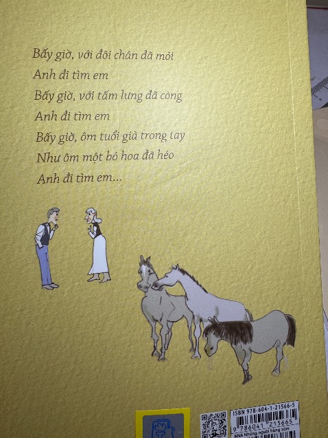 Hình như bọc chặt quá nên có bị nhăn bìa một chút. Bên trong có nhiều trang bị nhăn phần góc trên (như hình), có trang có vết dơ nhỏ. Bìa sách xinh.