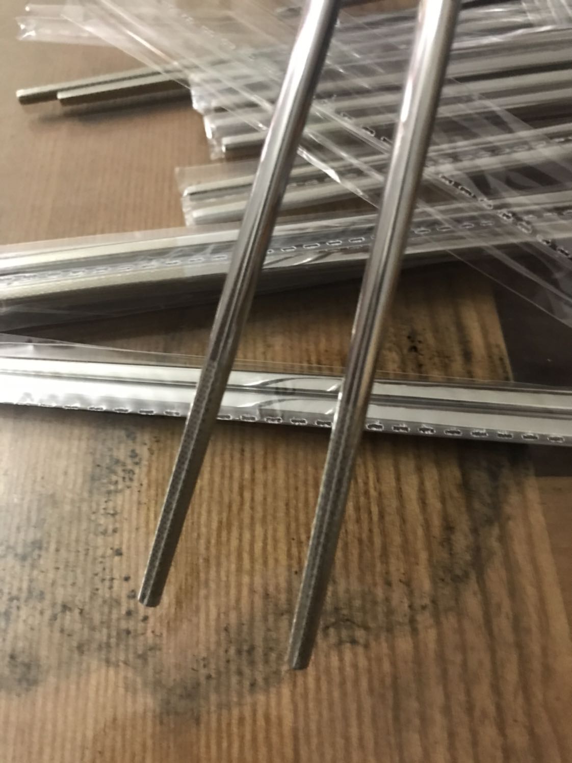 Chẳng biết nói như thế nào! Mình đã sử dụng đũa inox tròn và đũa gỗ, nhg đây là đôi đũa inox có các cạnh vuông, thiết kế đẹp mắt, nó có tất cả các ưu điểm của 2 loại đũa kia, cầm đôi đũa gắp đồ ăn chắc tay không trơn trượt!!! :)) , bây h yên tâm không phải dùng đũa gỗ thường xuyên bị mốc nữa! mình sẽ mua vài chục đôi nữa để làm quà tặng cho ng thân!!!