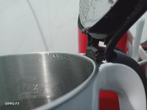 Ấm đẹp, lòng ấm inox liền khối, sôi nhanh max ấm khoảng 4 phút. Tuy nhiên, ấm kêu khá to và rung khi đun sôi, hơi nước khi sôi có bốc nhẹ chỗ tay cầm, chú ý kẻo bỏng; đế ấm nhỏ so và có khoảng hở với thân ấm tạo cảm giác chông chênh. Bản lề nắp khá mỏng manh, dễ gãy. Sơ bộ 15p sau khi nhận hàng