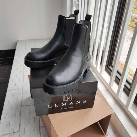 1,đóng gói cẩn thận, chống shock hộp tem bảo hành đủ 12 tháng
2,tư vấn trả lời thân thiện nhiẹt tình,nhanh
3,shop tặng kèm xi giày,thiếu shop vẫn cẩn thậnđóng gói gửi bù tặng khách
4,giày  form đẹp đúng kiểu mk  thích,đi êm lắm đế cao su đúc
5,giày cổ cao nên xỏ v, tháo raxót lắm🤕
Ncl bền lâu,giữ form thì cần time nhg cskh của shop cực kì chu đáo,mn yên tâm về sp và shop 10đ