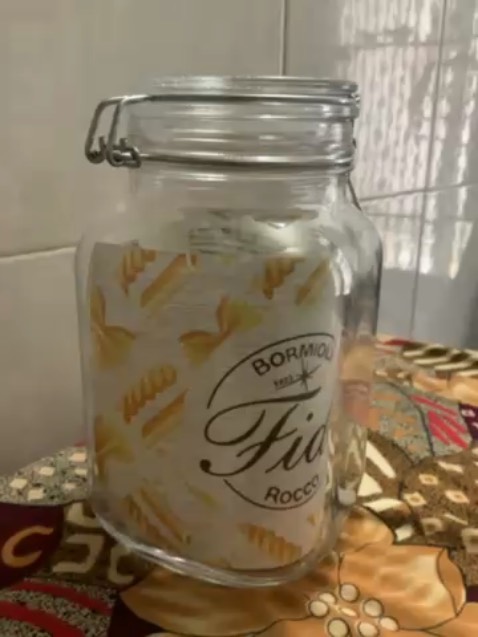 Hũ có nắp gài nên đóng kín, không biết để trong tủ lạnh nắp gài có bị sét gỉ không , thủy tinh dày. Đóng gói nhiều lớp nên hàng giao đến không bị sứt mẻ. Sản phẩm rất ưng ý.