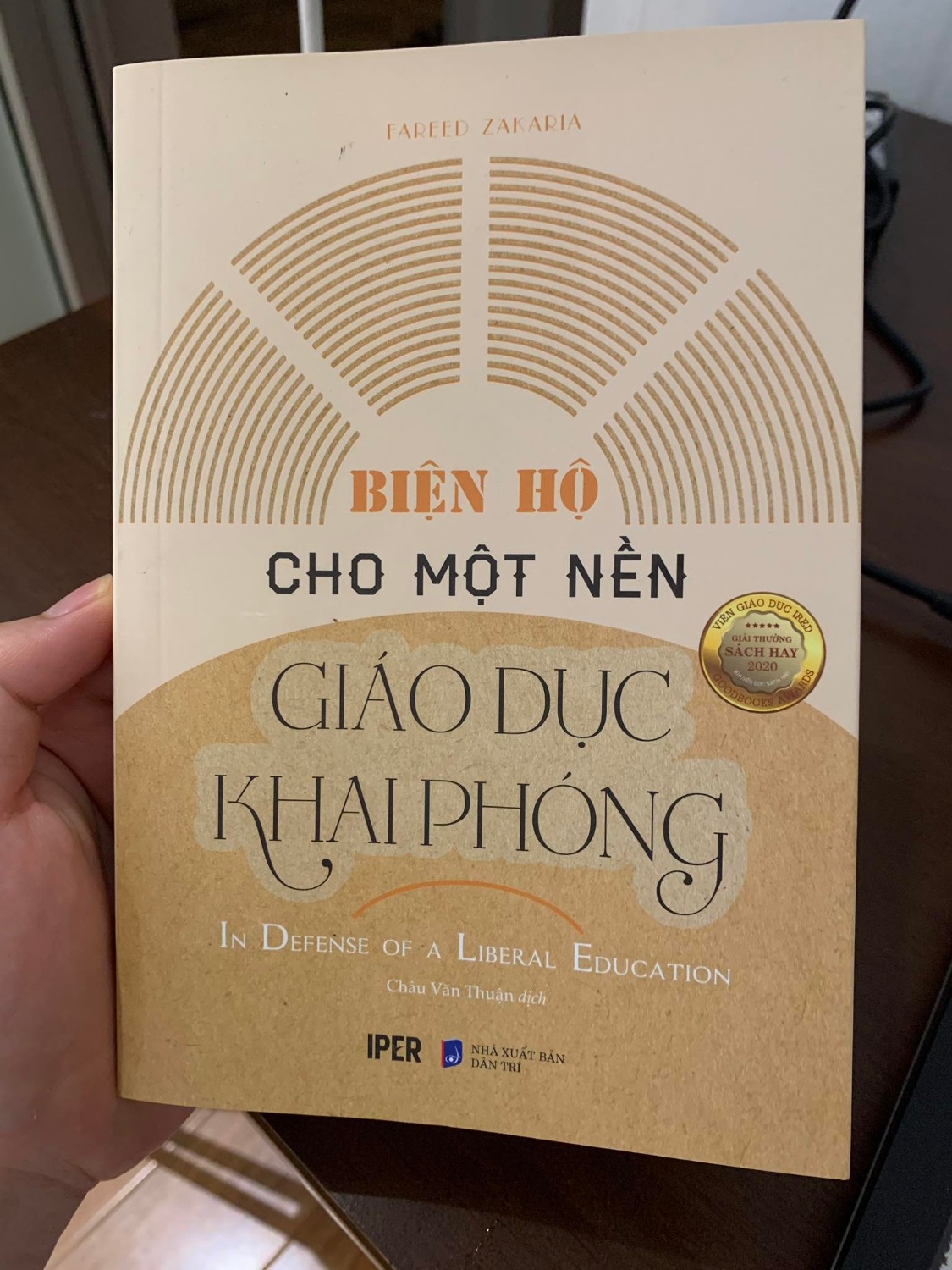 Đây không những là một cuốn sách hay.
Mà đúng hơn phải là một cuốn sách QUÝ.
Nếu bạn có một đời sống tâm hồn phong phú, đề cao giá trị của trí tưởng tượng, đau đáu về giáo dục & các giá trị nhân văn. Bạn nên đọc cuốn này!