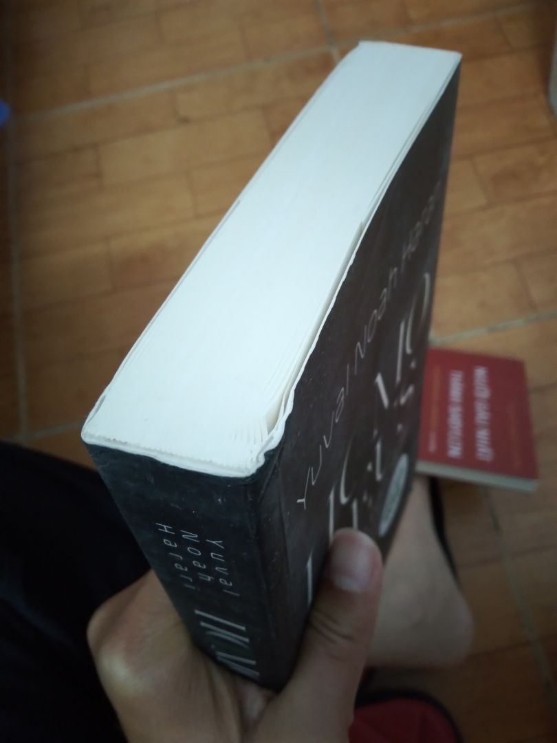 Mới khui quyển sách mà bực mình vô cùng, mua sách Tiki nhiều lần nhưng chưa bao giờ thất vọng như lần này. Sách bẩn, xước xát, cong móp góc, ko hiểu bị quăng quật kiểu gì mà vẫn gửi cho khách được ạ. Nếu Tiki còn muốn giữ chân các mọt sách thì xem lại khâu đóng gói đi ạ, nếu ko người ta chỉ vào Tiki xem review rồi đi chỗ khác mua đấy