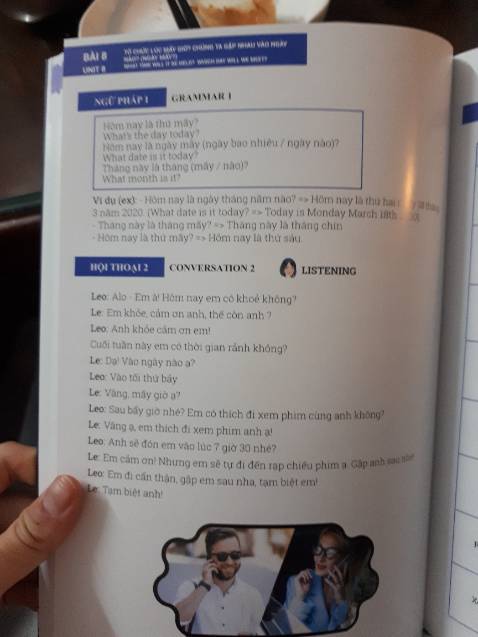 Giao hàng nhanh, đóng gói cẩn thân. Thứ mình chưa hài lòng là chất lượng của cuốn sách so với mức giá quá cao. Cảm giác sách chỉ đắt vì có giấy bìa và in màu ngoài ra content còn sơ sài về mặt giải thích. Nếu để người nước ngoài mua tự học thì ok còn khuyên bạn nào định mua để đi dạy thì không nên nhé