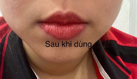 Mùi vị vui vui, thơm thơm.
Màu sắc lên môi cũng khá ổn.
1 Lần son là lên được màu.
Hình ảnh và thực tế như nhau.

Tuy nhiên không dám thử các màu khác, sợ nó trội màu.
Chọn nàu đỏ tươi lên cũng khá ưng và dễ dùng