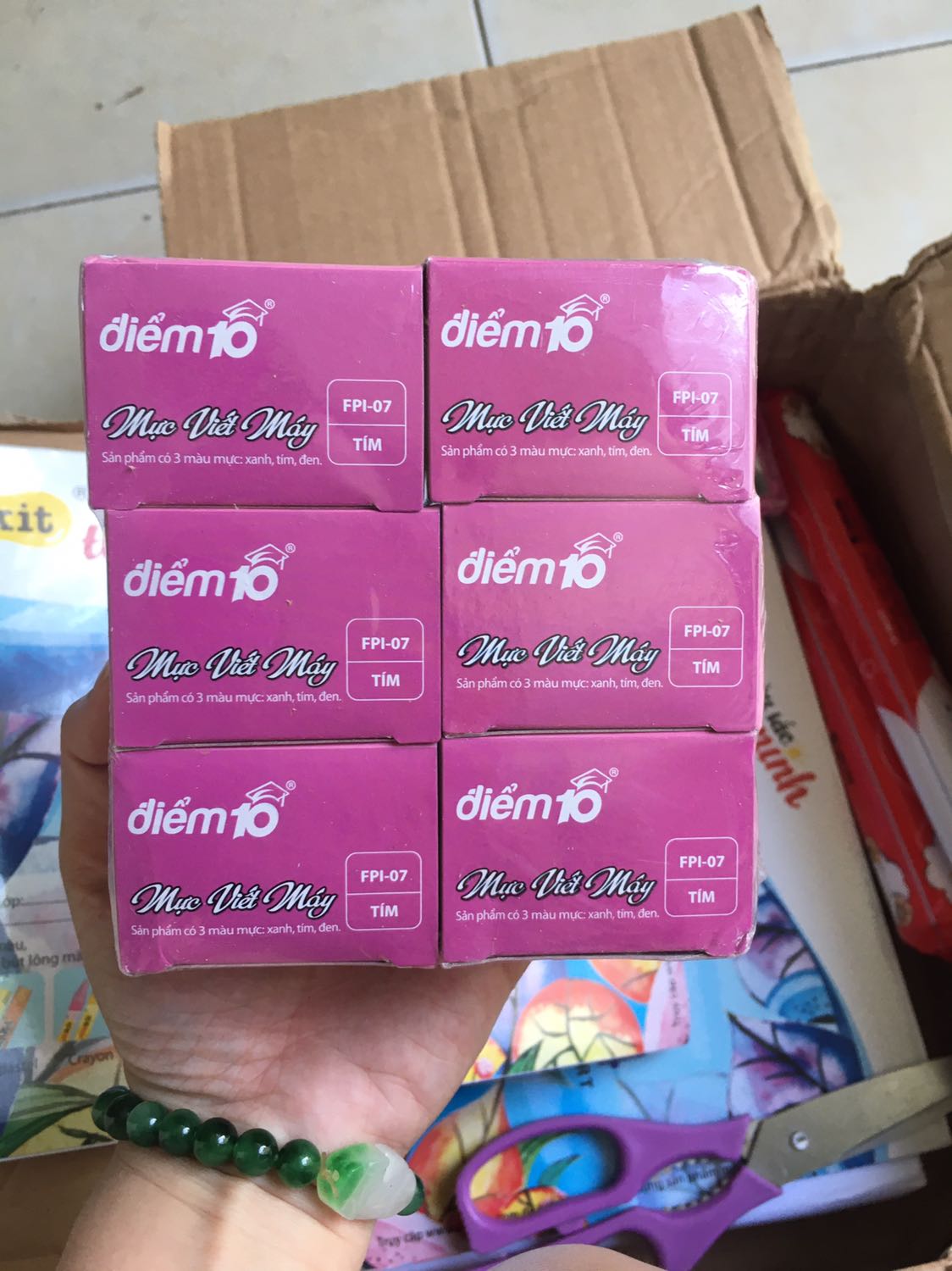 Hàng giao lâu cực kỳ, mình phải chủ động vào chat với shop để nhắc giao hàng, đóng gói cẩu thả, móp mép. Mình đã mua hàng của tiki rất nhiều lần nhưng tất cả những đơn hàng giao sau 1/10 đều chung tình trạng như vậy, tiki nên cải thiện việc đóng gói hàng hoá. Cảm giác thiếu tôn trọng khách hàng khi nhận gói đồ móp mép xộc xệch, bị vênh góc và rách như vậy.