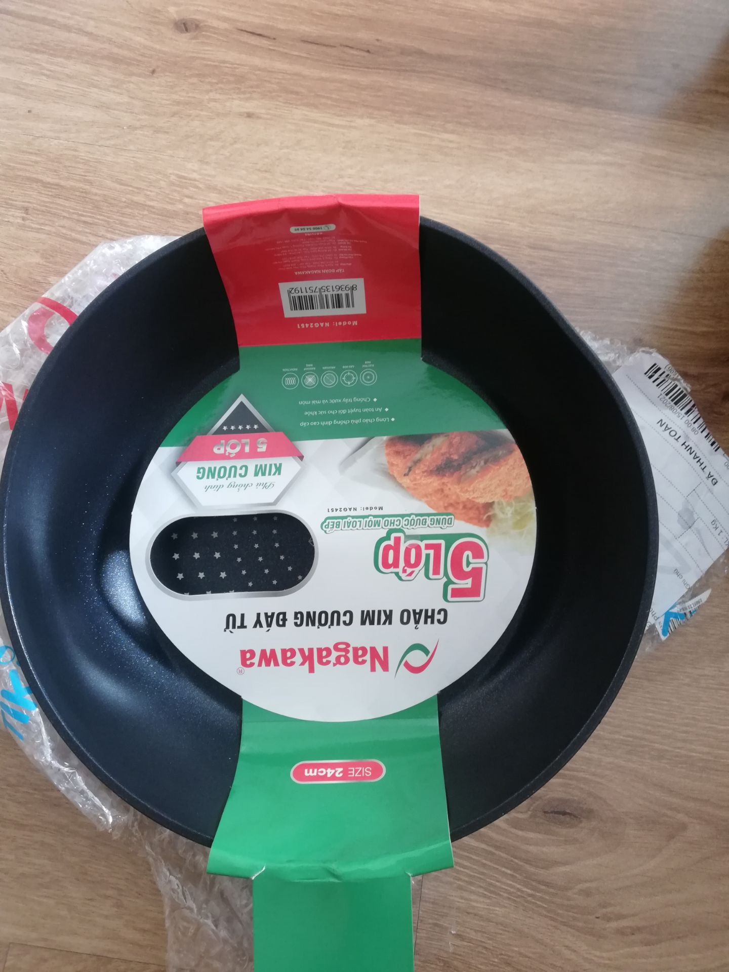 Yêu cầu đổi lại hàng.
Sản phẩm dễ vỡ mà không đóng vào thùng, chỉ bao 1 lớp màn bọc xung quanh. Hàng giao thì móp mép.