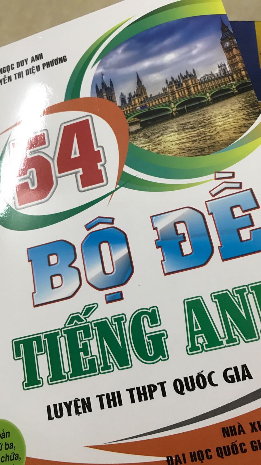 Sách dày, cầm chắc tay, chất giấy tốt và bộ đề ôn, đề thi hệ thống rõ ràng