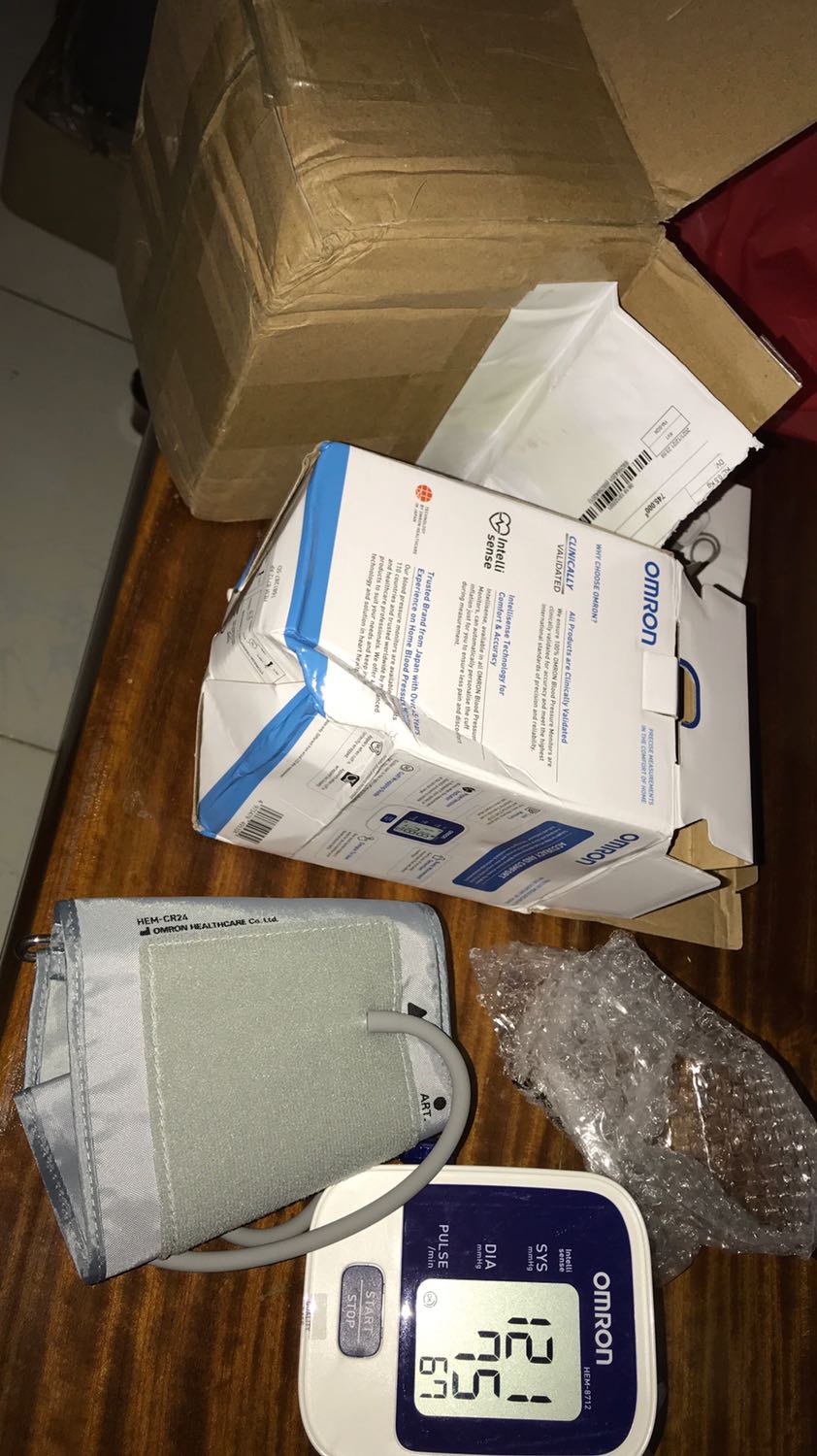 Gửi thiếu dây sạc , kiện hàng bị móp méo nặng , 
Chỉ số huyết áp chênh lệch khá nhiều , âm thanh ồn khi trên 100, k gióng máy trước , có gửi kèm lại sạc k , báo sớm cho mình biết