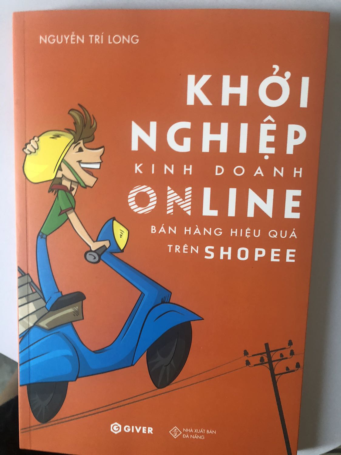 Vì là sách nhắm thẳng đến việc KD trên *** nên kiến thức sẽ chi tiết và cụ thể, việc phân chia các chương theo thứ tự hợp lý, dễ hiểu từ công việc đầu tiên cần làm, yếu tố nào quan trọng hàng đầu, cách thức phát triển và quảng bá cửa hàng trên ***,… đáng thử lắm mn ạ