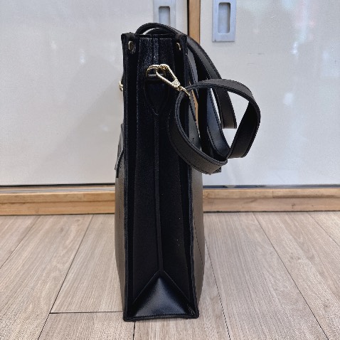 Hàng đẹp rộng rãi đựng vừa giất A4 nói chung ổn áp