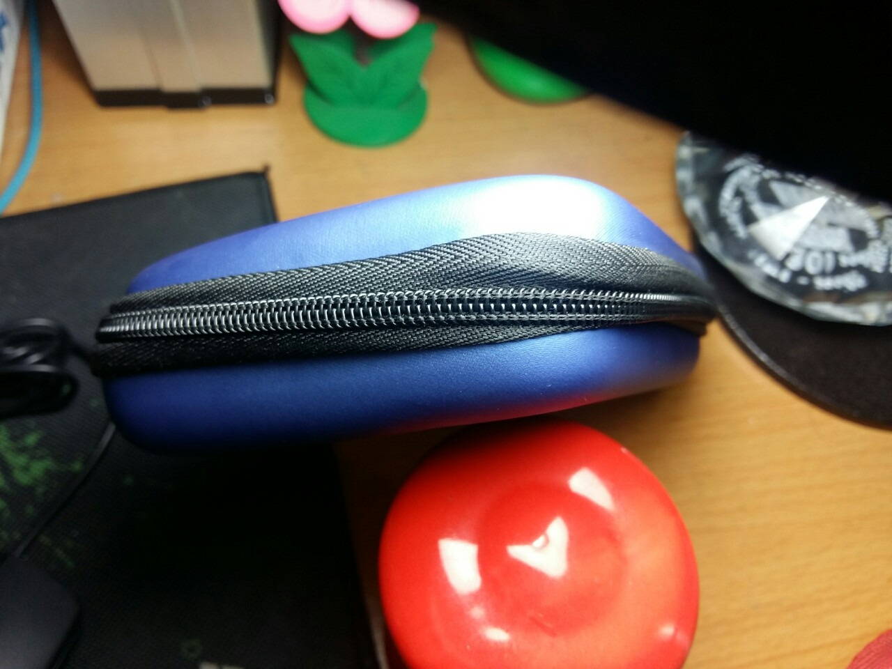 Tôi xin đánh giá chi tiết chiết hộp tôi đã mua và đang sử dụng:
Giao hàng: Giao hàng nhanh, đóng gói cẩn thận.
Chất lượng sản phẩm:
1. Chiếc hộp được làm với khuôn hình chữ nhật không đều (xin nhắc lại là không đều, nếu nhìn bằng mắt thường sẽ phát hiện rõ điều này).
2. Chi tiết may bên trong không sắc (tôi phải dùng đến kéo để cắt phần vải thừa ra).
3. Khóa kéo tốt.
Là một sản phẩm bình dân, và có một vài khuyết điểm như trên.