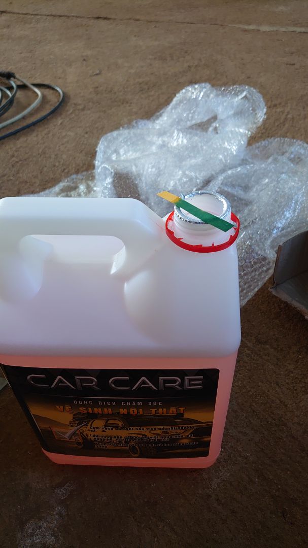 hàng giao đúng hẹn, bọc cẩn thận.
hàng chiết, bao bì tự in ko có thành phần, cách sử dụng sai quy tắc chăm sóc xe vì ko đc xịt dd trực tiêp lên bề mặt vật liệu mà phải xịt vào cọ trc để tránh phản ứng
pH tầm 9 nên cũng dạng kiềm nhẹ