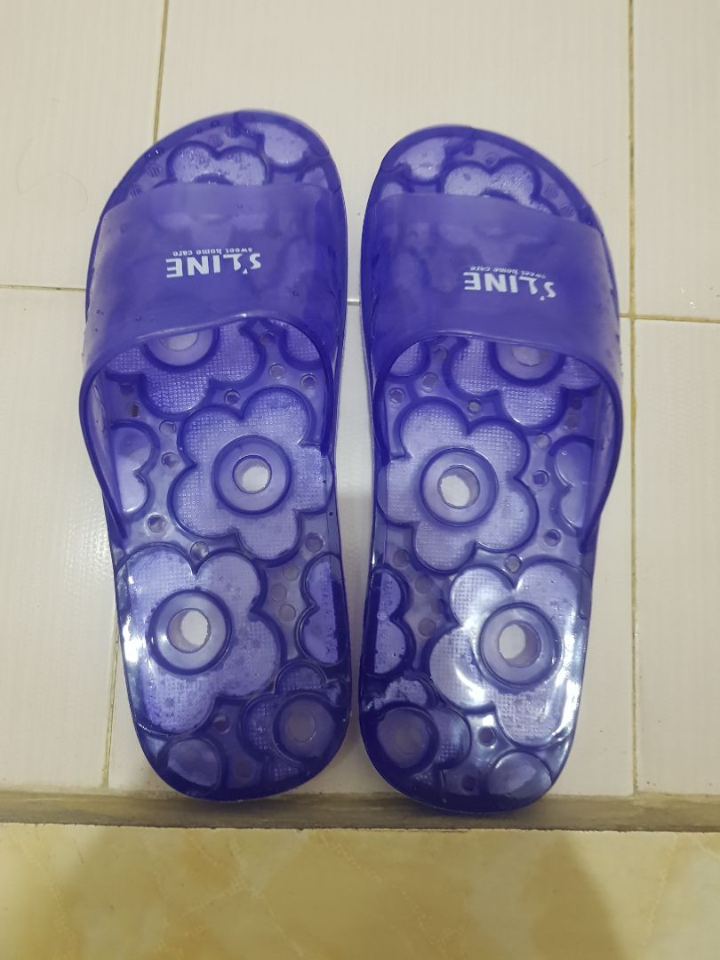 Mình mua 2 đôi đi trong nhà tắm mà chỉ bạc màu thôi. Màu đẹp và dễ vệ sinh. Định mua 2 đôi để thay trong nhà tắm mà ông xử lí luôn 1 đôi để đi trong nhà.