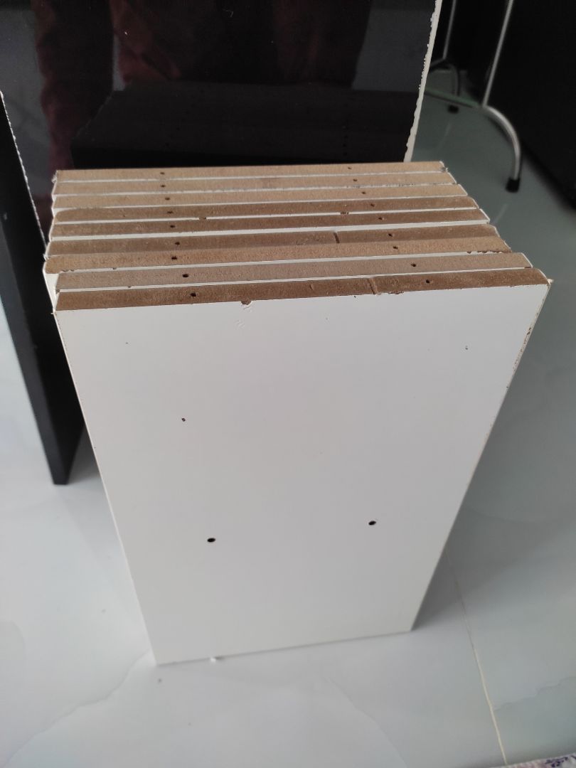 Săn sale đc giá khá rẻ
Loại này để đc vài cuốn sách nhỏ thôi, Kệ này khá yếu k đc chắc chắn.
Mua đợt này shoo đóng gói khá tệ, k có HD, k có vít, gỗ thì khá dơ và bị trầy xướt rất nhiều.
Nếu có k nhiều sách mục đích trang trí thì nên mua loại này