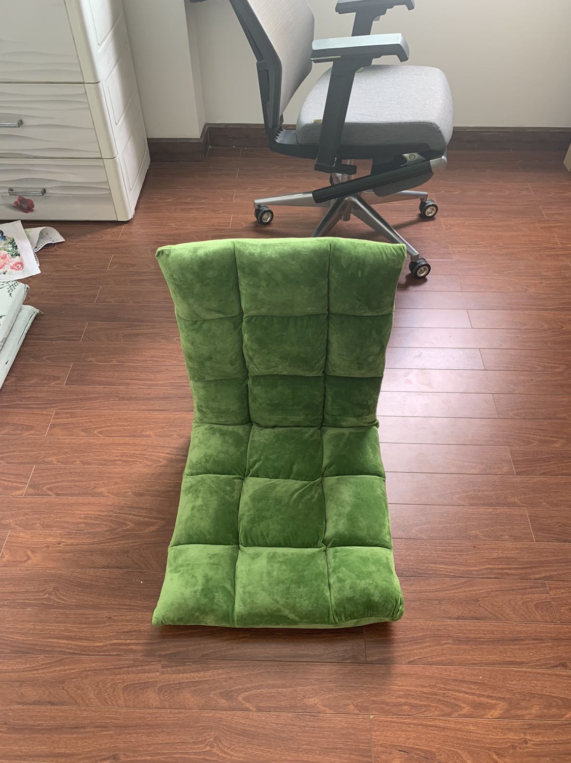 Ghế siêu mỏng ko êm, ngồi cấn mấy thanh sắt phía trong, ngôi lâu rất nóng, tuy báo 5 cấp độ nhưng minh chỉnh tới chinh lui chỉ thấy 1 cấp độ và khó chỉnh cảm giác không an toàn