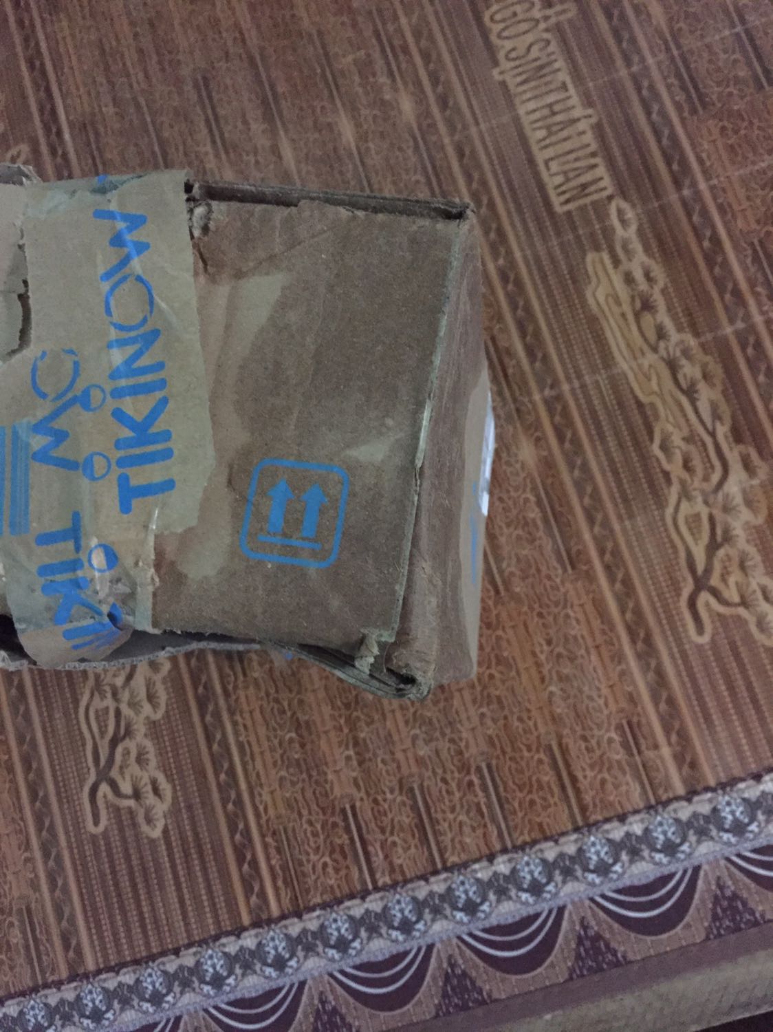 Mong tiki lần sau đóng gói hàng nên cho sách vào trong cái nilong rồi mới cho vào hộp, tránh ướt mưa ntn. Nhân viên giao hàng thái độ rất khó chịu, t2 giao mh k nhận đc  nên mh hẹn t3, cái này đó tiki dự kiến t6. N khi mh nói " a chu y lần sau đừng làm ướt bọc hàng" thì nói "ai bảo lưu kho làm ci, khi gọi nhận liền đi". Lưu kho là có quyền làm ướt bọc hàng của khách hàng ừ. Mong tiki chú ý lần sau ạ