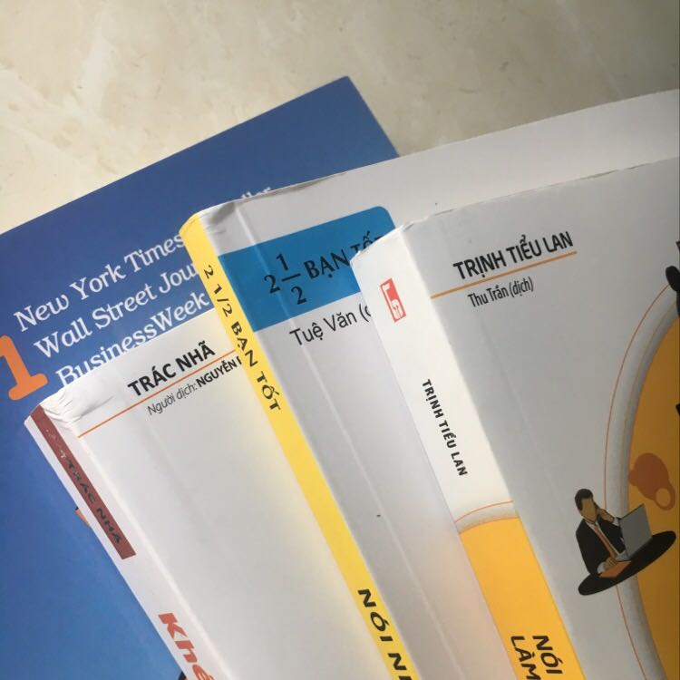Giao hàng nhanh, ưng lắm ạ nhưng đầu sách hơi bị móp nên hơi buồn :((