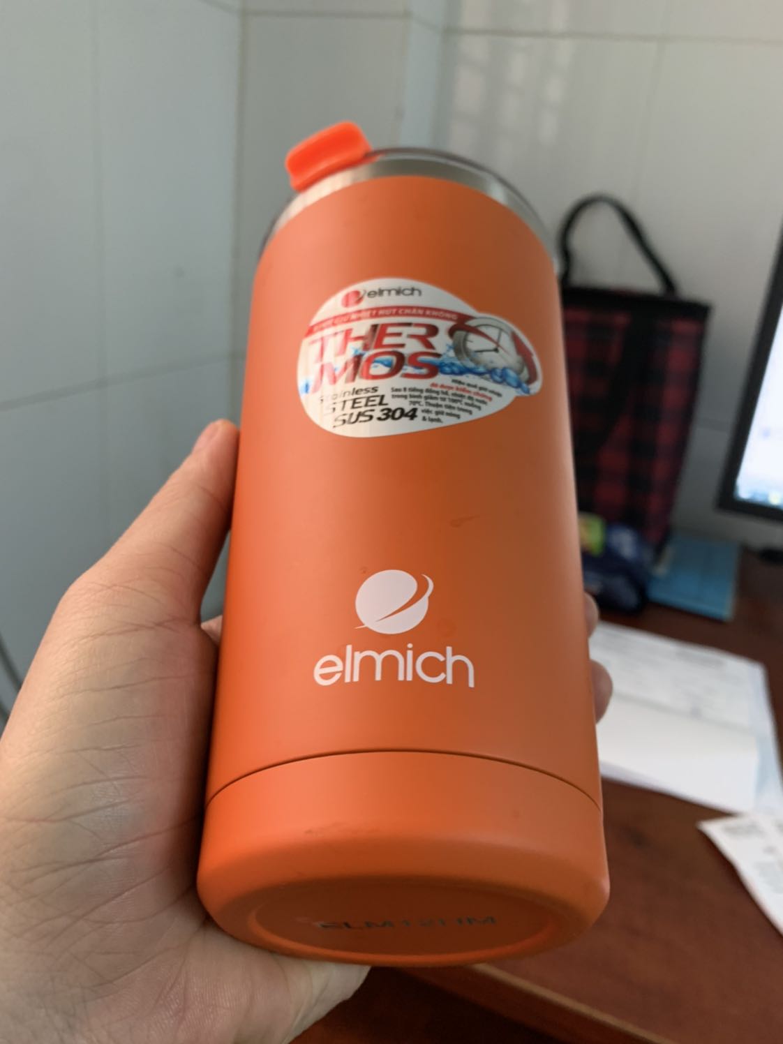 Phải nói là ok khi mua em ly giữ nhiệt này! 
- Bỏ đá từ 7h đến 12h trưa đá tan rất ít và hầu như không đáng kể! 
- Mẫu mã đẹp, săn được giá rẻ hơn 51k so với ly màu đen.
- Xuất xứ: Cộng Hoà Séc nên yên tâm bội phần, cảm thấy an toàn cho sk!
- Hàng Tiki đóng gói thì miễn chê rồi, giao hàng nhanh! 
* Nói chung là: mn nên mua em này! (Vì thích nó quá nên review kĩ kĩ cho ai đó đang đăn đo mua!)🥰