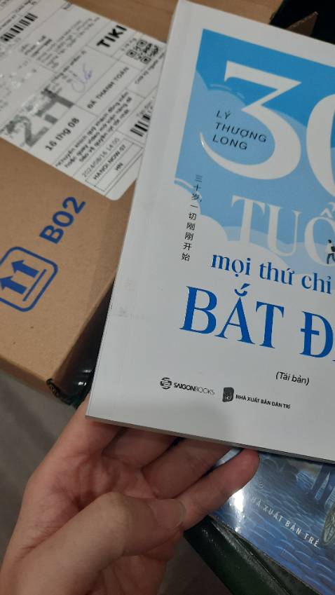 Lần đầu tiên mình phải để lại 1 đánh giá tiêu cực vì thất vọng khi nhận hàng. Mình có thể bỏ qua nhưng ai gặp vấn đề cũng bỏ qua thì người sau lại tiếp tục nhận sản phẩm tệ. Sách bẩn từ ngoài vào trong, bẩn và xước bìa. Bẩn cả ở gáy sách, có đoạn đầu sách còn bị tróc 1 chút. Máy mình chụp không rõ được chứ ở ngoài nó lem nhem bẩn và xước. Mua giao siêu tốc vì muốn đọc sớm, đổi hàng do hàng bị lỗi thì các thủ tục phải mất vài ngày nên thôi mình không đổi nữa. Nhận cuốn sách mà tâm trạng tệ thật sự.