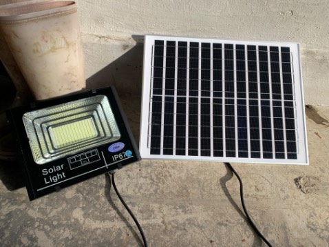 sản phẩm không báo sạc pin, mặt sau tấm pin có dấu hiệu bị hỏng hóc, dính keo