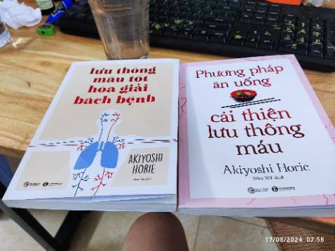 Nên đọc nhé, rất hay và thực tiễn. Có ví dụ cho người đọc, bài thuốc thì cũng ít thôi. Nhìn chung sách rất hay khi tác giả là bác sĩ đông y nên nói phương pháp luận. Tuy nhiên tác giả là bác sĩ phụ khoa, nên chú trọng nhiều vào nữ hơn. Ngoài ra sách hơi thiếu minh họa ở phần một số bài vận động.