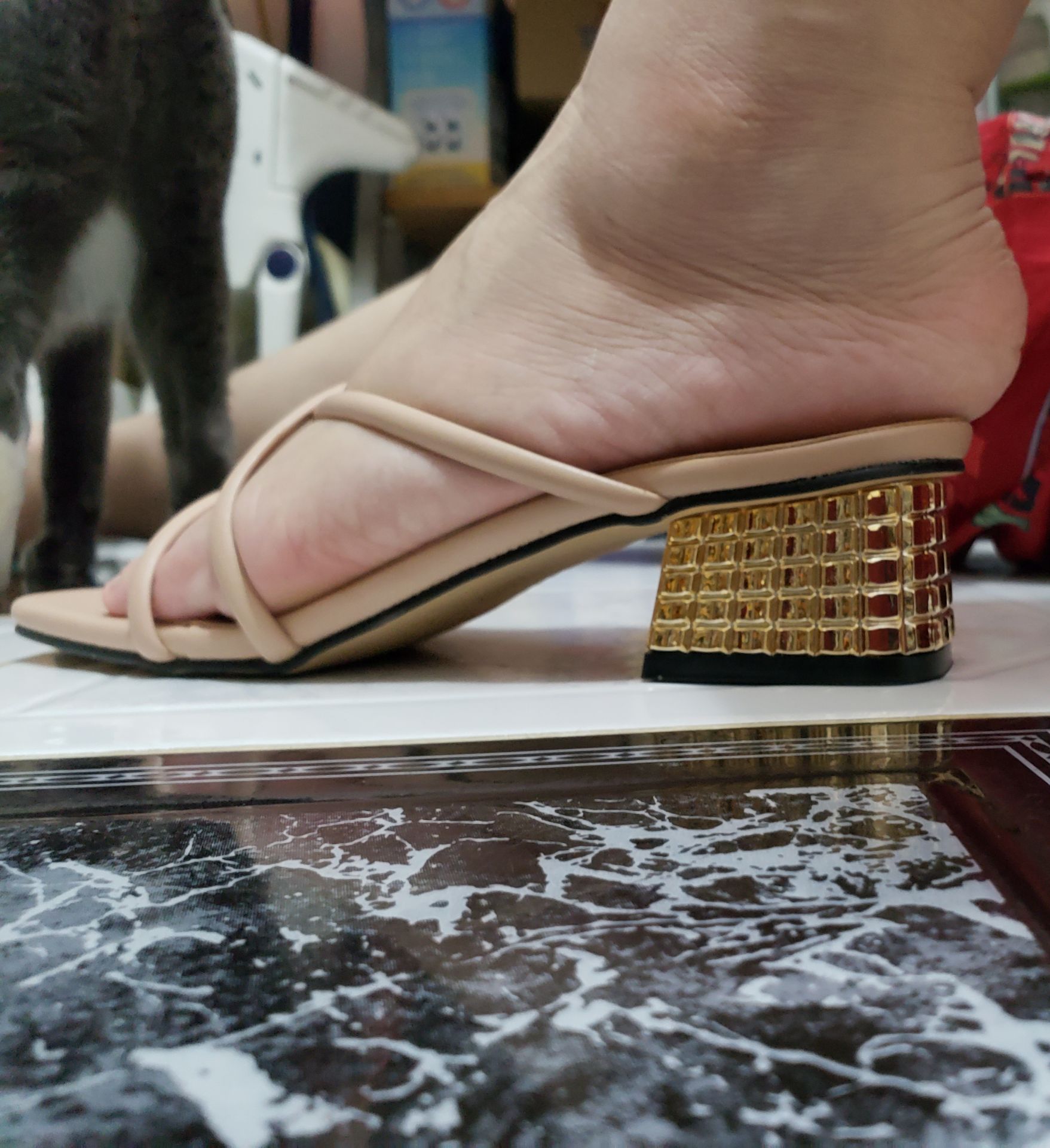 Dép đẹp, nhưng hình như hơi chật so với các giày cùng size mình hay mang. Đế có vẻ hơi trơn nhưng mà nhìn ngoại quan cũng ok, hi vọng bền