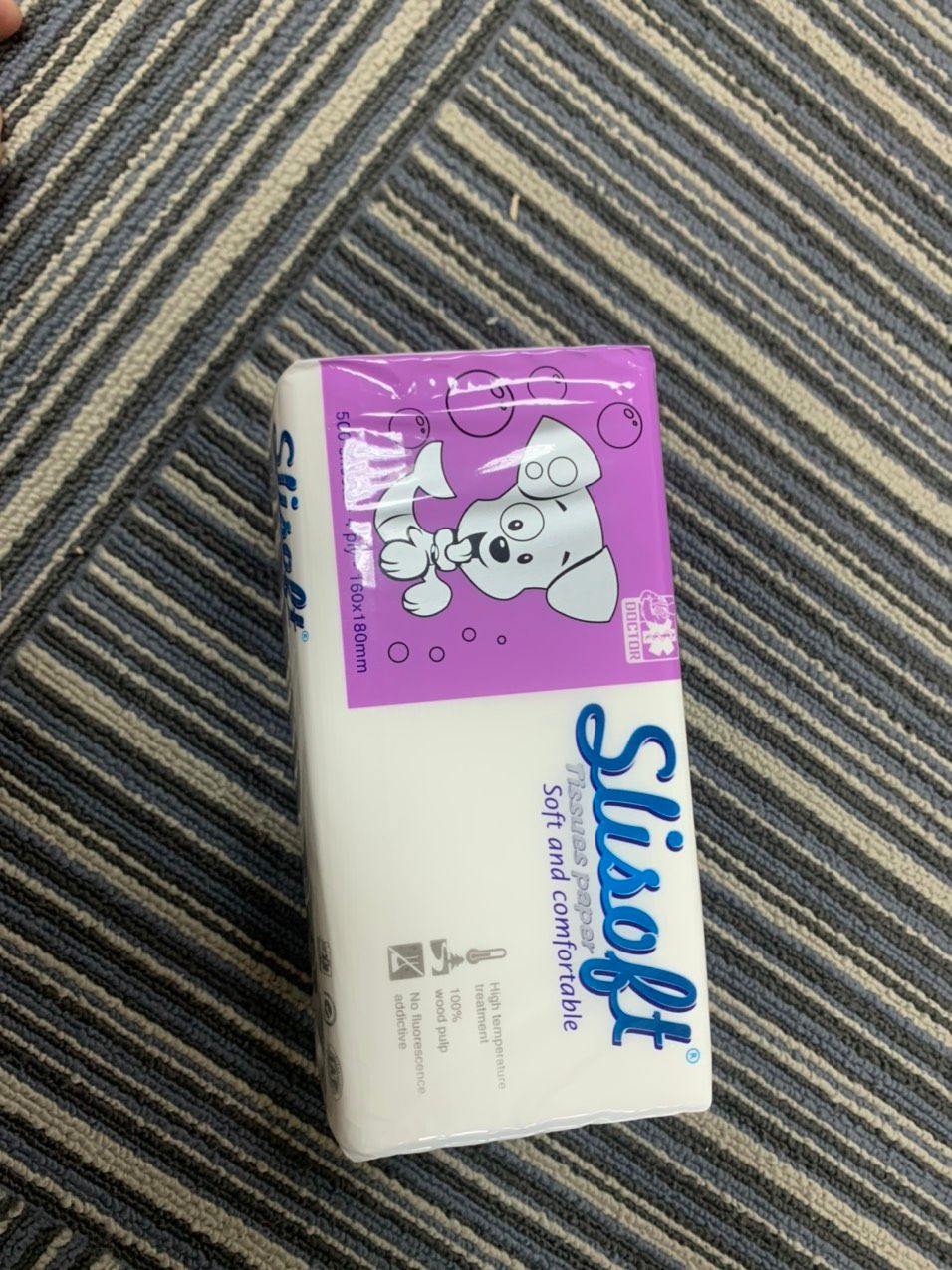 Khăn giấy thì nội dung c đánh giá giống hệt nhau giúp em. CÒn về hình ảnh thì n khacs nhau xíu. Loại khăn giấy Vàng tự nhiên là ảnh túi màu xanh, sp khăn giấy trắng tự nhiên là c lấy ảnh túi tím ạ