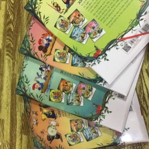 Sách mới nguyên seal,giao hàng nhanh. Bìa cứng,minh hoạ đẹp,nói chung là quá ưng cho các bạn nhỏ. Tiếc là mình mua lúc giảm hơn 40% xong thì tiki lại sale 63% 3/4 cuốn,tiếc thảm luôn hihi. Nhưng mua đc là vui rồi