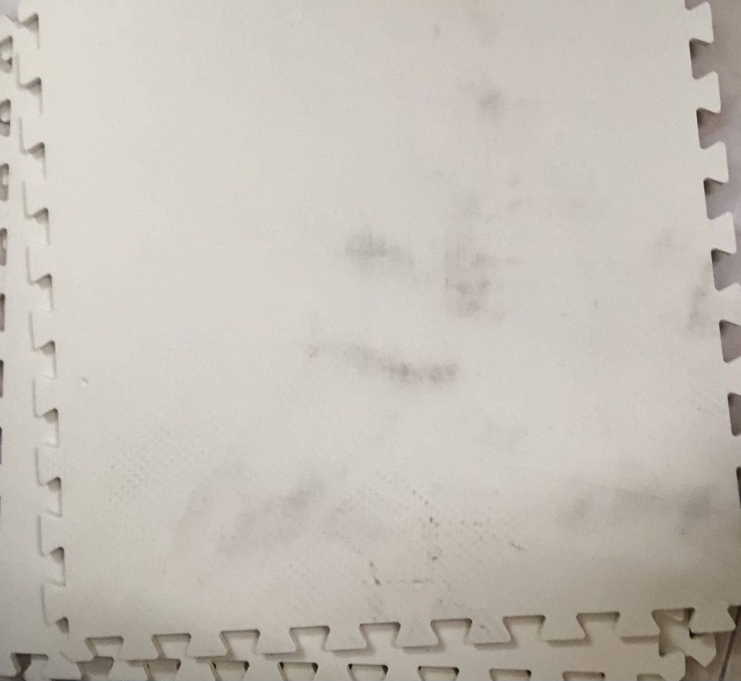 Không hài lòng!
Thảm tạm ổn nhưng trong 1 lố có 2 cái bẩn kinh khủng! M chưa giặt nên k biết có sạch đc k! (Thảm k có miếng viền đâu ạ, khá thất vọng về điểm này). M mua của Việt Hưng Mart