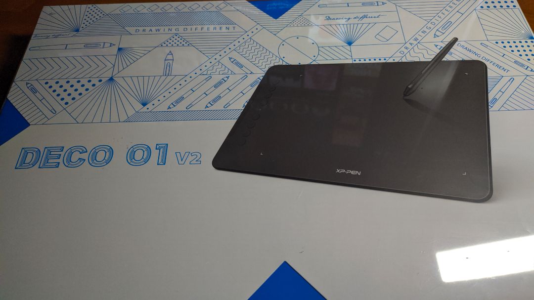 hi có hàng lâu rồi giờ mình mới review 
đầu tiên là mình cực kì hài lòng về dịch vụ của tiki lẫn cả htkh và đóng gói sản phẩm. Chuyện là đơn mình quá ngày hẹn giao tận mấy ngày nên mình đã *** tiki, và ngay hôm sau mình nhận được hàng dù hôm đấy là chủ nhật (mình không có tikinow). Và như các bạn thấy bao hàng của tiki rất chắc, tận 5-6 lớp nilông quanh hộp và còn có tem dễ vỡ nữa chứ. Nên mình luôn mua hàng ở tiki ở những điểm này
Thứ 2 là về sản phẩm
Sản phẩm của xp-pen thì chất lượng không bàn rồi, cả hộp sản phẩm nhìn rất thẩm mỹ và những phụ kiện kèm theo cũng được xp chu đáo tặng. Về trải nghiệm sản phẩm, bảng vẽ này có kích thước 6x10 inch như mô tả nên diện tích chiếm của nó cũng khá lớn nhưng không gian để đặt bút vào vẽ thì đương nhiên là thoải mái; mặt bảng khi đặt bút vào đi rất êm và có cảm giác như vẽ trên giấy trơn vậy, nhưng do mình sợ mặt bảng bị trầy xước nên dán tấm bảo vệ được tặng kèm (chu đáo ghê^^) nhưng cảm giác vẽ thì không được tốt so với ban đầu vì do chất liệu của tấm bảo vệ khác với mặt bảng rồi :D; cuối cùng là trải nghiệm của bản thân thì thọat đầu mình mới chuyển từ địên thọai sang máy tính để vẽ digi với bảng vẽ này nên cảm giác khá lạ và khó để vẽ 1 câch trơn tru được nhưng vấn đề này được giải quyết sau 1 tuần (tùy người). Nói chung là đây là sản phẩm rất đáng mua và dịch vụ của tiki sẽ không làm bạn thất vọng đâu!