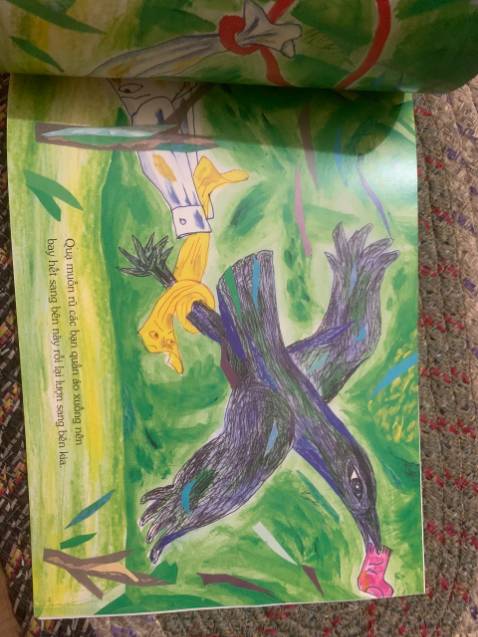 sách của nhật theo suy nghĩ của trẻ nên đơn giản, màu sắc và chữ rõ ràng. bé thích lắm