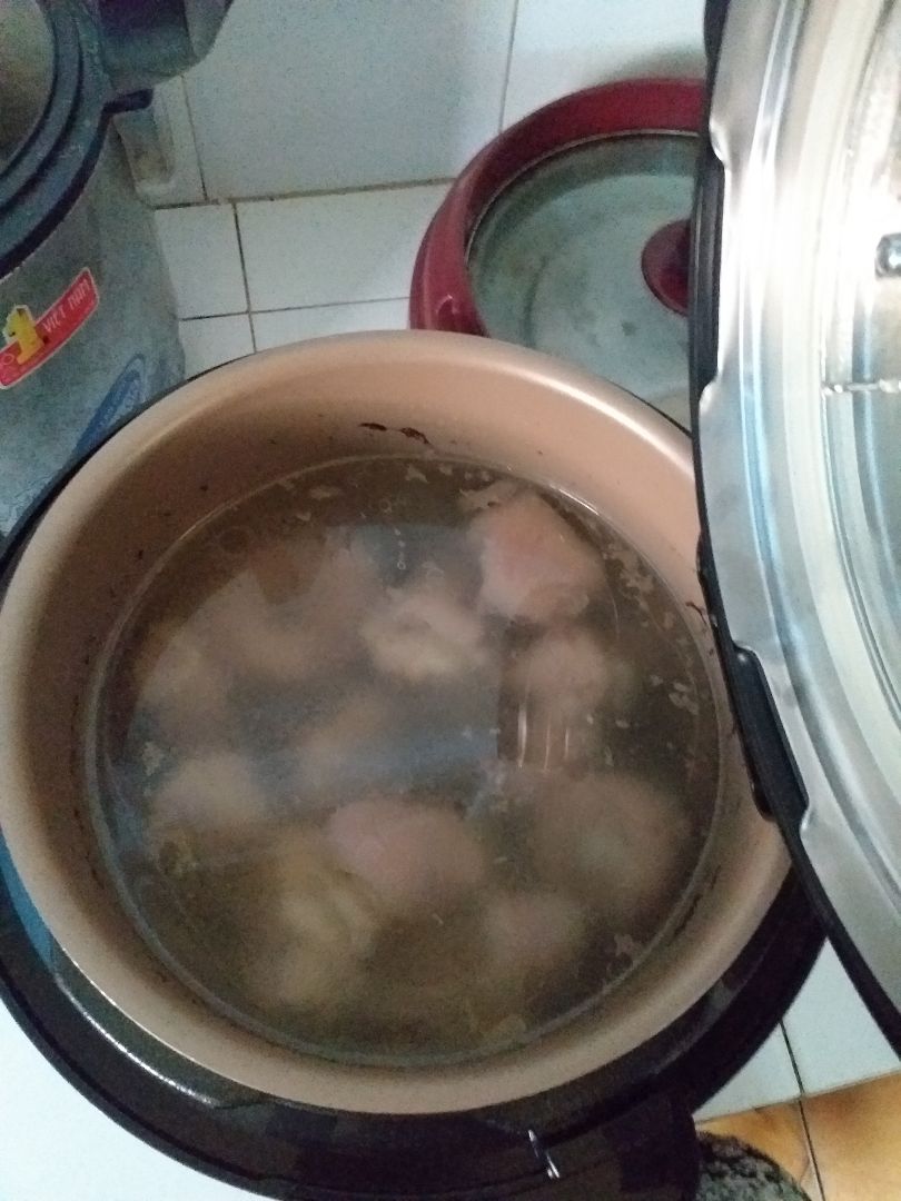 các bạn có thể yêu cầu nhân viên giao hàng cho kiểm hàng trước, để tránh mất thời gian. mình nhậm dc nồi mới, ko rỉ sét hay méo móp gì cả. vì là hàng của tiki nên cực kì an tâm. chất lượng của Phillips thì khỏi bàn: nấu nhanh, mềm, dễ sử dụng