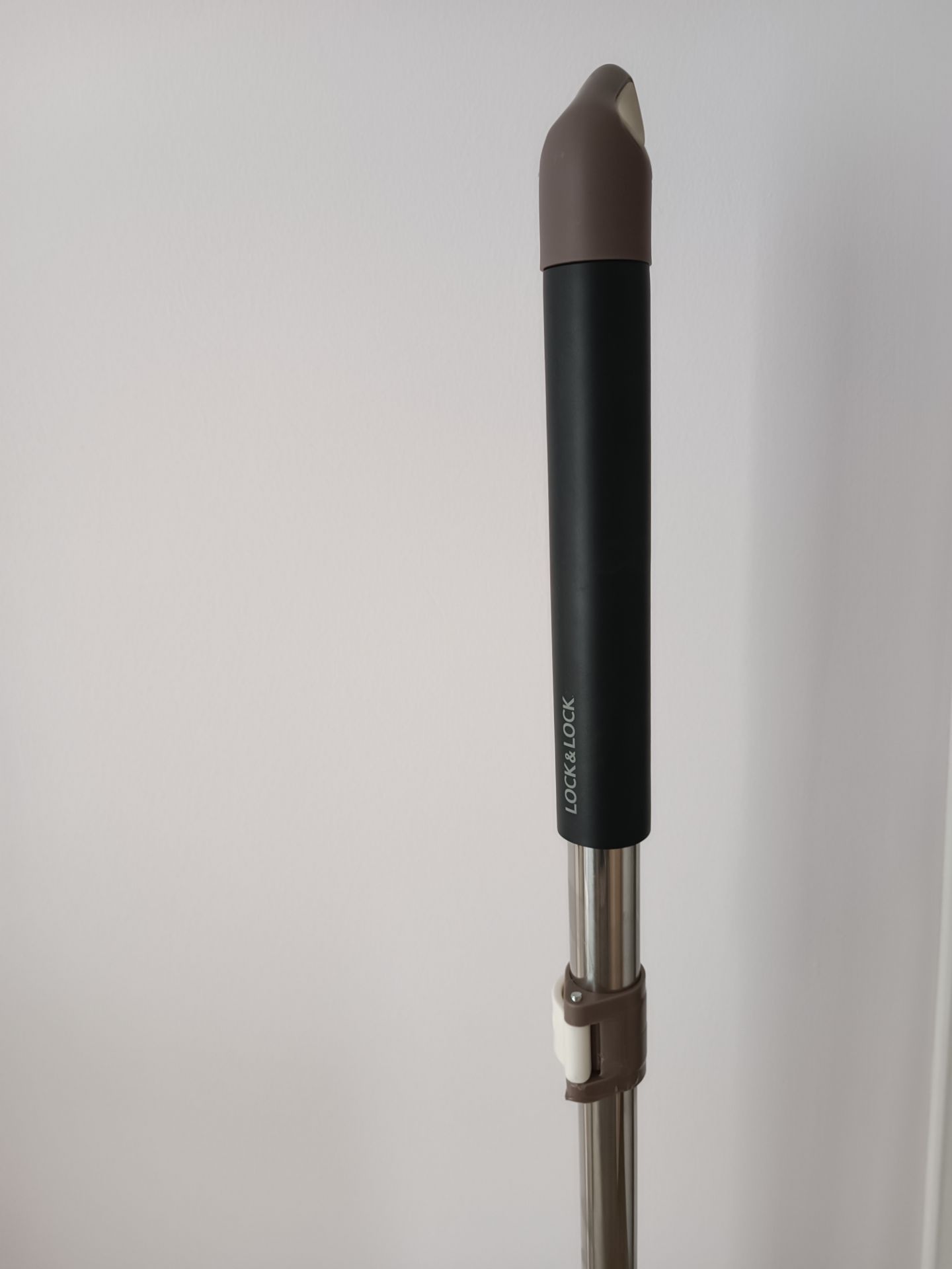 gọn gàng chắc chắn tay cầm đệm êm vắt nhẹ nhàng lau k cần dùng sức ghì kiểu dáng thanh lịch vừa vặn thẩm mỹ, tiki giao nhanh 2h, chuẩn chính hãng lock n lock, mua sale rẻ nhất các sàn lun, quá yên tâm