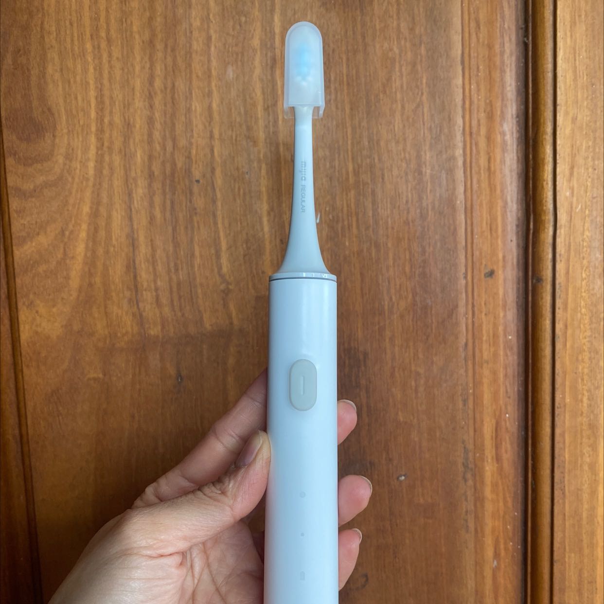 Nhìn hộp ngoài rất xịn sò, bàn chải nhìn chắc chắn, chạy tiếng kêu êm. Độ bền thì còn chờ thời gian