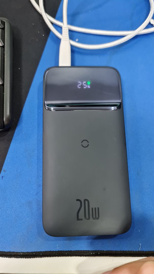 Chất lượng hoàn thiện tốt, cảm giác cầm rất sang. Có thể sạc không dây đc cho cả android và iphone, hít ráy chặt với những máy có magsafe (tuy nhiên *** riêng iphone xs max bị tình trạng nhận sạc không dây nhưng lại tự ngắt sạc). Pin 10000mAh phù hợp sạc khẩn cấp (đủ dùng sạc đầy điện thoại 1 lần nếu vừa dùng vừa sạc, 2 lần nếu chỉ sạc)