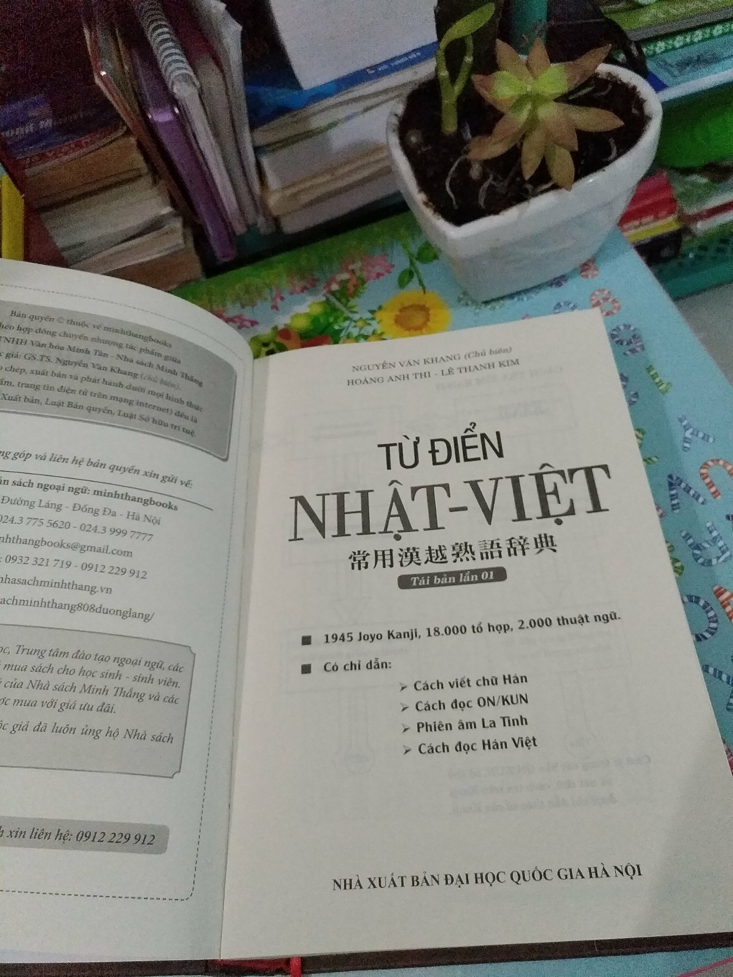 Mình đặt hàng mà cứ mong ngóng từng ngày, đến khi nhận hàng thì thật sự hài lòng lắm các bạn. Sản phẩm được bao bọc chắc chắn, tiki giao hàng ngày rưỡi là có rồi. Lúc tìm mua thì mình thấy mặt hàng có nhiều mức giá sale khác nhau nên mình cũng hơi lưỡng lự xíu. Lúc đặt hàng thì ko thấy nhắc tới bìa cứng nhưng khi nhận hàng thì lại có! Chồi ôi ưng lắm luôn^^ Sách này khổ lớn & dày, nên nếu đem theo bên người thì có xíu nặng đấy ạ. Còn về chất lượng sản phẩm thì khỏi chê rồi, vật phẩm cần thiết cho các bác mới bắt đầu học tiếng Nhật. Dễ dùng dễ hiểu! Tóm lại thì mình rất hài lòng từ hình thức đến chất lượng. Cảm ơn Shop & Tiki nhiều ^^