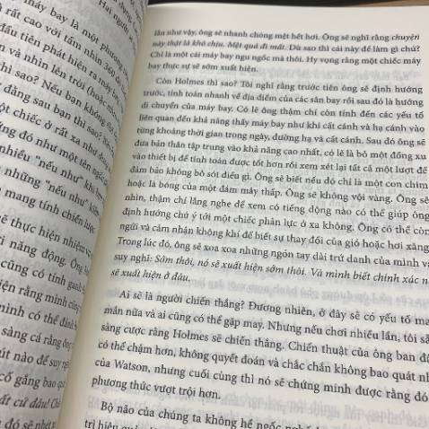 Là một con mọt của thể loại trinh thám nên mình cũng đã từng xem đi xem lại rất nhiều lần những thước phim về Sherlock Holmes. Mình biết đến cuốn sách này thông qua những trang báo nước ngoài và có đọc một vài đoạn dịch về cuốn sách này, thật may vì cuối cùng sách cũng đã được xuất bản. Có thể đây sẽ là một cuốn sách khó với nhiều người nhưng những bạn nào thích Holmes thì có thể thử nhé. Cảm nhận chung thì giao hàng nhanh và sách xịn, bìa đẹp, chất lượng in tốt, nội dung hay và hợp gu mình.