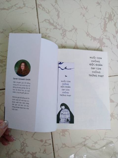 Sách rất đẹp và được bọc cẩn thận, có bookmark, giấy mịn. Mình chưa đọc và mong rằng sách sẽ giúp mình nuôi dạy con tốt hơn, phù hợp hơn! 

Cám ơn Tiki sách giao rất rất nhanh, mình đặt sáng 7h mà tầm trưa đã được giao đến dù chọn gh tiết kiệm thôi! 
Chỉ thích mua sách trên tiki thôi🥰