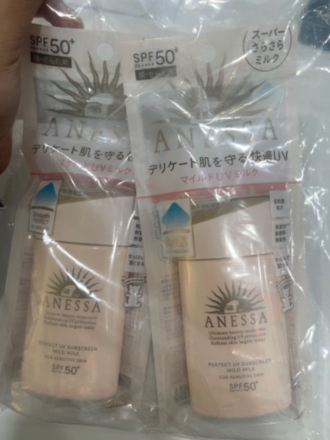 NGƯỜI GIAO HÀNG: mình không hề chê mình đặc biệt ấn tượng tốt với đội ngũ giao hàng bên TIKI, cũng có thể tuyến địa chỉ giao hàng của mình đều gặp các anh giao hàng thân thiện xịn sò

SẢN PHẨM: mình ưng nên thấy TIKI có combo rẻ lại tặng quà ok ổn áp nên mua, thật sự chia sẻ là TIKI có deal này bên nhà Anessa cực kỳ ổn thoả, mình có lời khen với đội ngũ hợp tác 2 bên, đỉnh chóp, không cần bàn sản phẩm vì mình xài hợp vad rất thích, kiềm dầu tốt và có tone up da nhẹ để cả ngày không bị xuống tone, da vẫn rạng ngời ráo mịn, chất dễ tán không bị vón cục, chỉ biết khen về sản phẩm thôi

GÓI HÀNG: mình thích cách gói hàng bên TIKK vì không để tên sản phẩm KH mua trên bill và đa phần hàng đến tay mình đều còn rất chỉnh chu và đẹp đẽ, có thể ở phần đóng gói và anh giao hàng có sự kỹ lượng nhẹ nhàng vs hàng của KH

TIKI: cái khiến mình đánh giá không cao là ở khâu nhà vận chuyển xử lý cồng kềnh đối với đơn hàng của mình, mình không có nhu cầu giao gấp và nói thẳng phí ship 50k nên tính ra mình chẳng hời bao nhiều, mình chọn giao fast bth nhưng chả hiểu sao tách đơn mình ra làm 2, mua sp tặng kèm quà mà sp 1 đơn quà 1 đơn :)) đã thế còn tính 4k (hẳn là VAT) cho từng đơn :)) thấy rất chi cồnh kềnh và phiền phức.