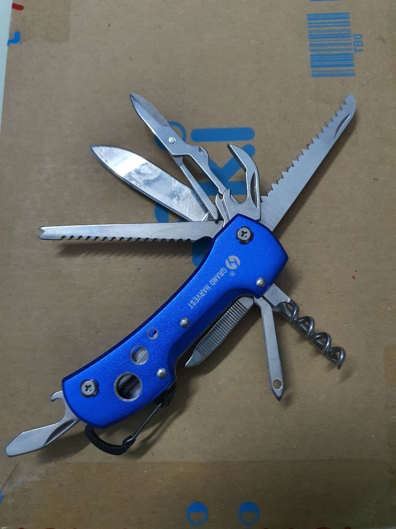 Mình nhận được móc khóa màu xanh dương, nhìn đẹp và chắc chắn. Có 9 món mà có mấy cái không biết để làm gì ;). Đã thử khui bia với kéo thì thấy ok, tuy nhiên cũng phải nhẹ nhẹ tay. Có móc có thể gắn vào balo, thuận tiện khi đi du lịch bụi