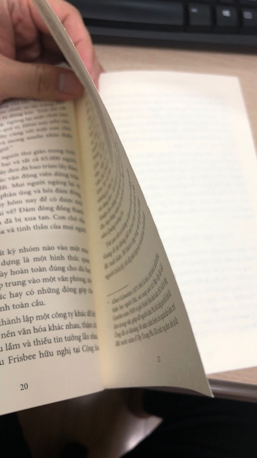 Tuy sách đóng quyển và bọc nilon, nhưng đọc đc mấy trang thì gập một việc tôi không hài lòng chút nào: sách bị trống liên tiếp nhiều trang, mất sạch nội dung những trang đó. 
Rất thất vọng.
Đề nghị các bạn TIKi kiểm tra và đổi sách cho khách hàng.
Cảm ơn.