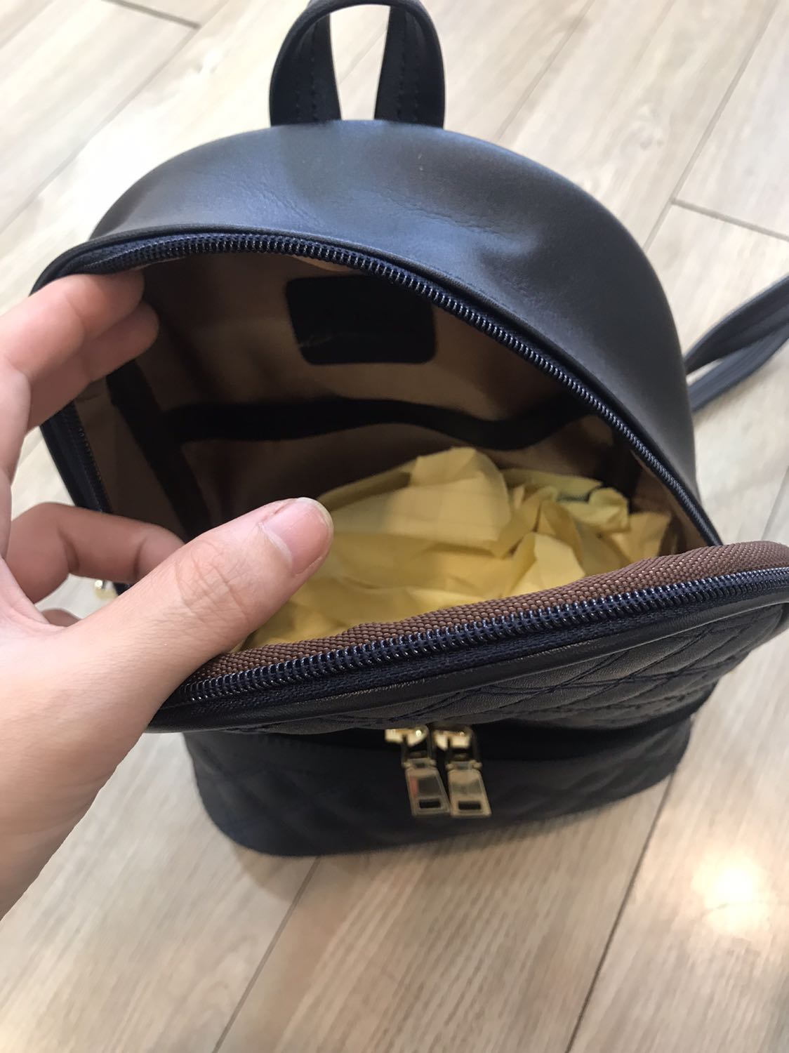 balo nhỏ gọn xinh xắn , đựng được nhiều đồ dùng cá nhân , 
sẽ luôn ủng hộ ạ