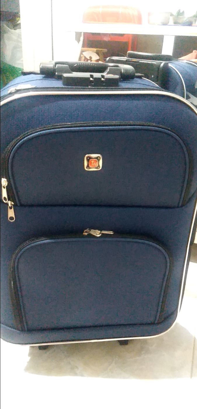 mua laka mà shop giao TN. Nản cái kiểu làm ăn mặc kệ này wa. 
sp thì tạm ổn với cái giá 360k. k chắc chắn nên mấy bạn xài thường hoặc bỏ đồ nặng nhìu nên cân nhắc nha. này chỉ thích hợp đi du lịch ngắn ngày tầm 5-7bo đồ ạ và ít đồ linh tinh. 
m do cbi bay rồi nên cũng k trả đổi j nửa. lần sau các bạn mua nên mở ra xem đúng so đặt nha.