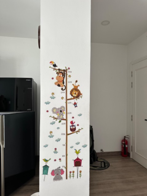 Mẫu mã đẹp phết. Bóc thử thấy ko bị tróc sơn tường. Mà lúc dán phải tốn công xíu. Nói chung là rất ổn